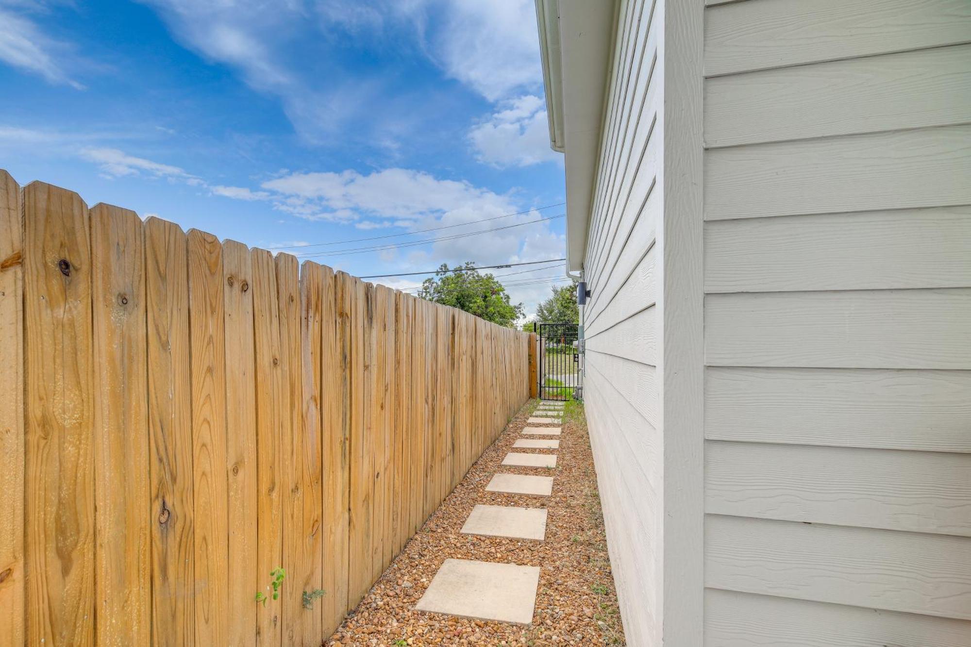 Modern Houston Home With Yard, 3 Mi To Toyota Center Exterior photo